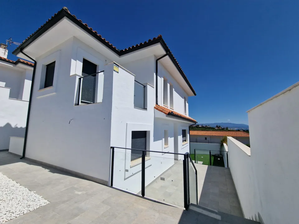 CASAS PAREADAS Y VILLA ALDEA HILLS - KEY READY! · photo 2 of 43